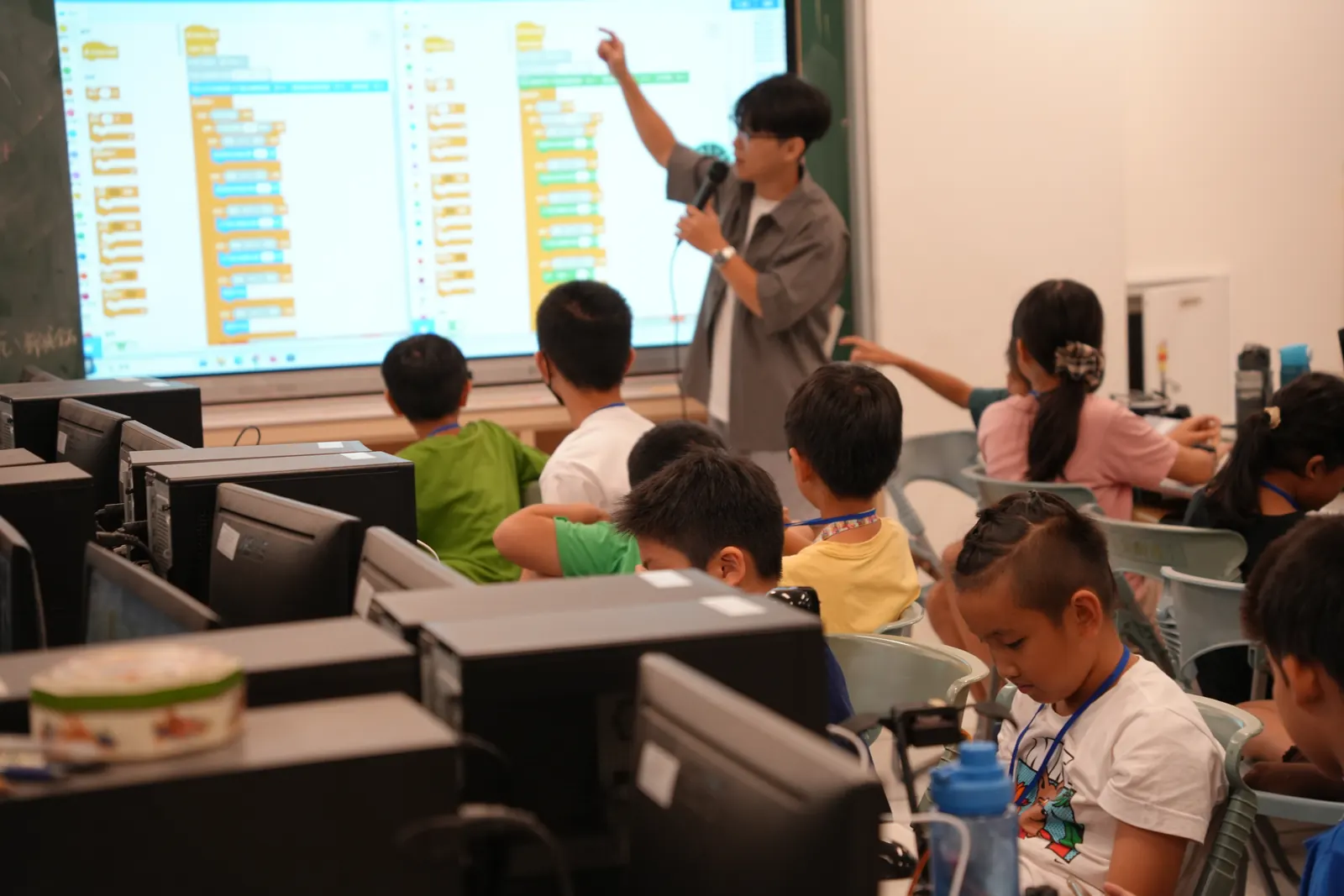 學生在電腦教室用積木式程式設計