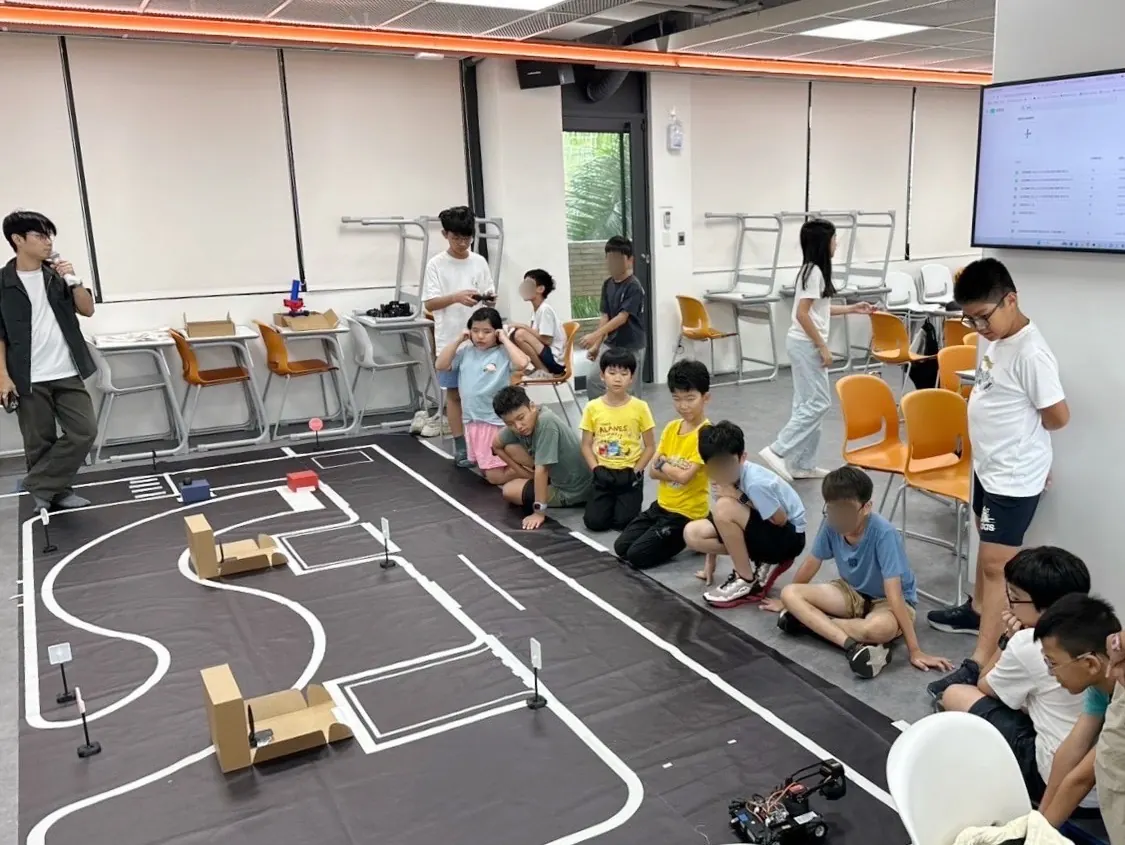 自走車城市道路場地與學生